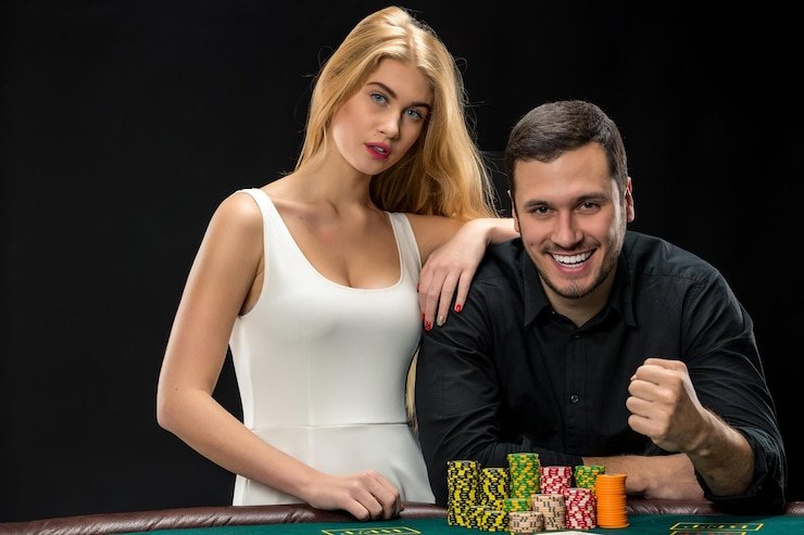Antarmuka keputusan pemain yang intuitif antarmuka pemain dengan tombol fold dan raise